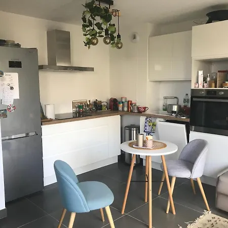 아파트 Cozy Near Train Station And